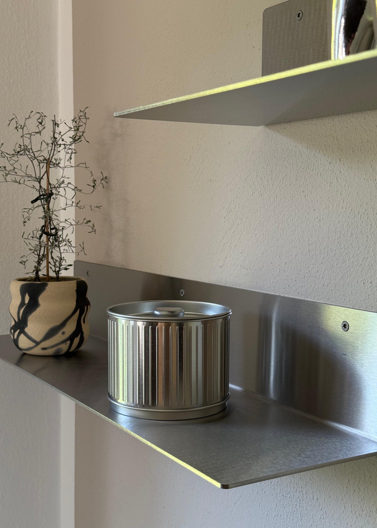 Edelstahl Wandregal – 3 mm, 240K geschliffen | Skandinavisches Design