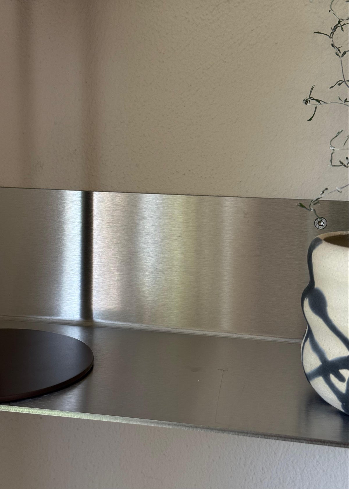 Edelstahl Wandregal – 3 mm, 240K geschliffen | Skandinavisches Design