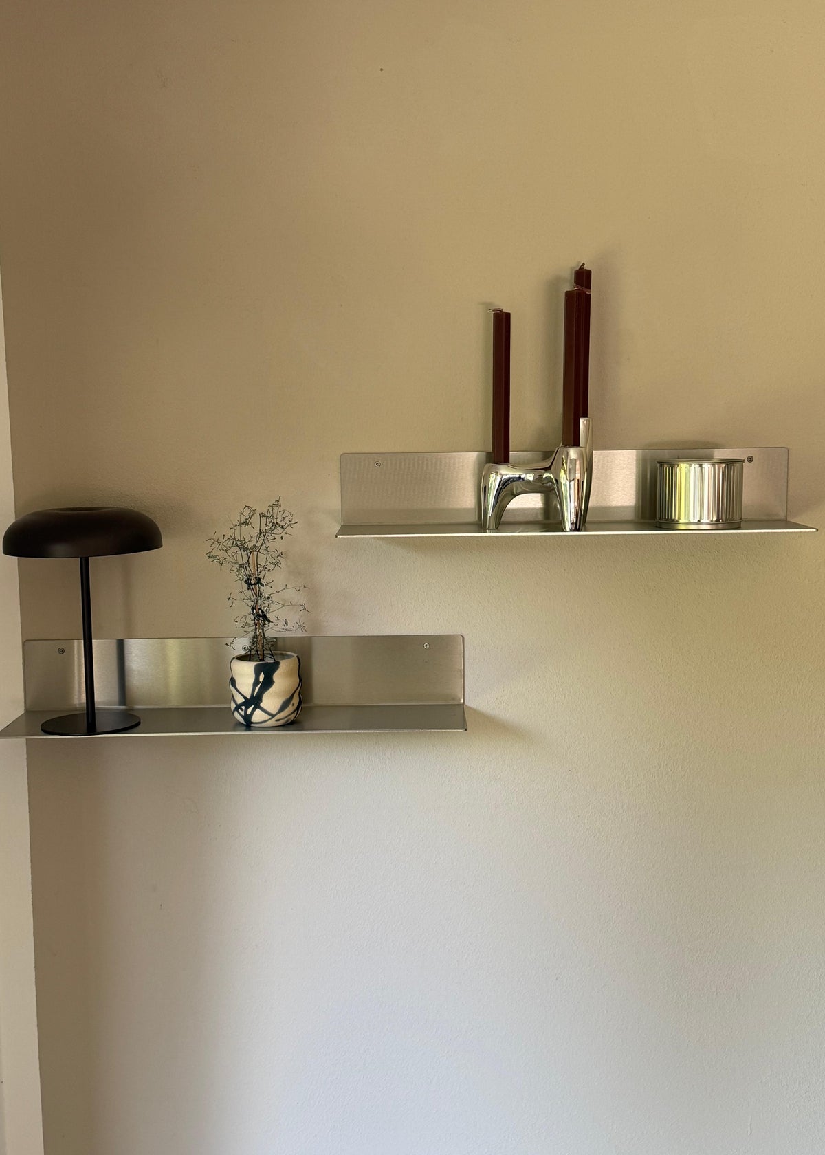 Edelstahl Wandregal – 3 mm, 240K geschliffen | Skandinavisches Design