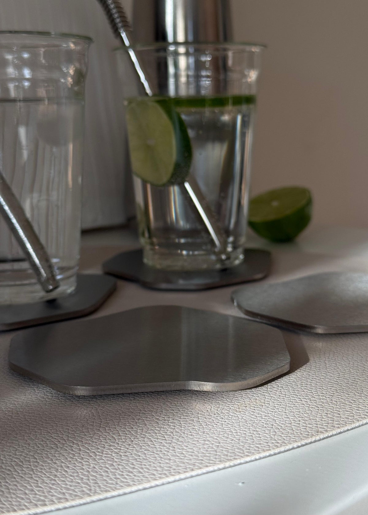 Edelstahl Untersetzer 4er Set – 3 mm, 240K geschliffen | Organisches Design